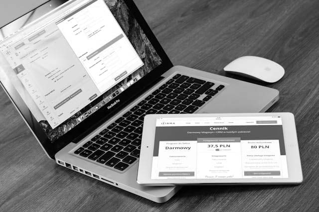 laptop računalo s internet stranicom